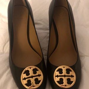 Tori Burch Chelsea Wedge Women’s in Perfect Black